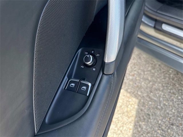 Vehicle image 19 of 33