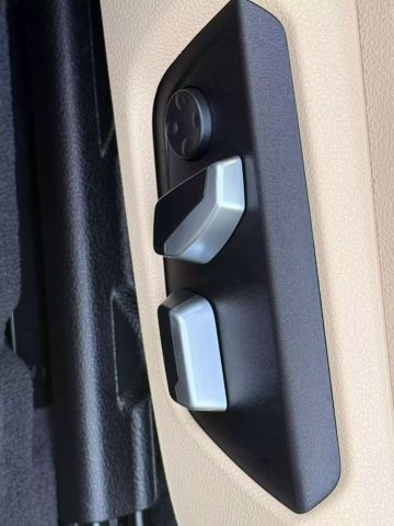Vehicle image 25 of 27