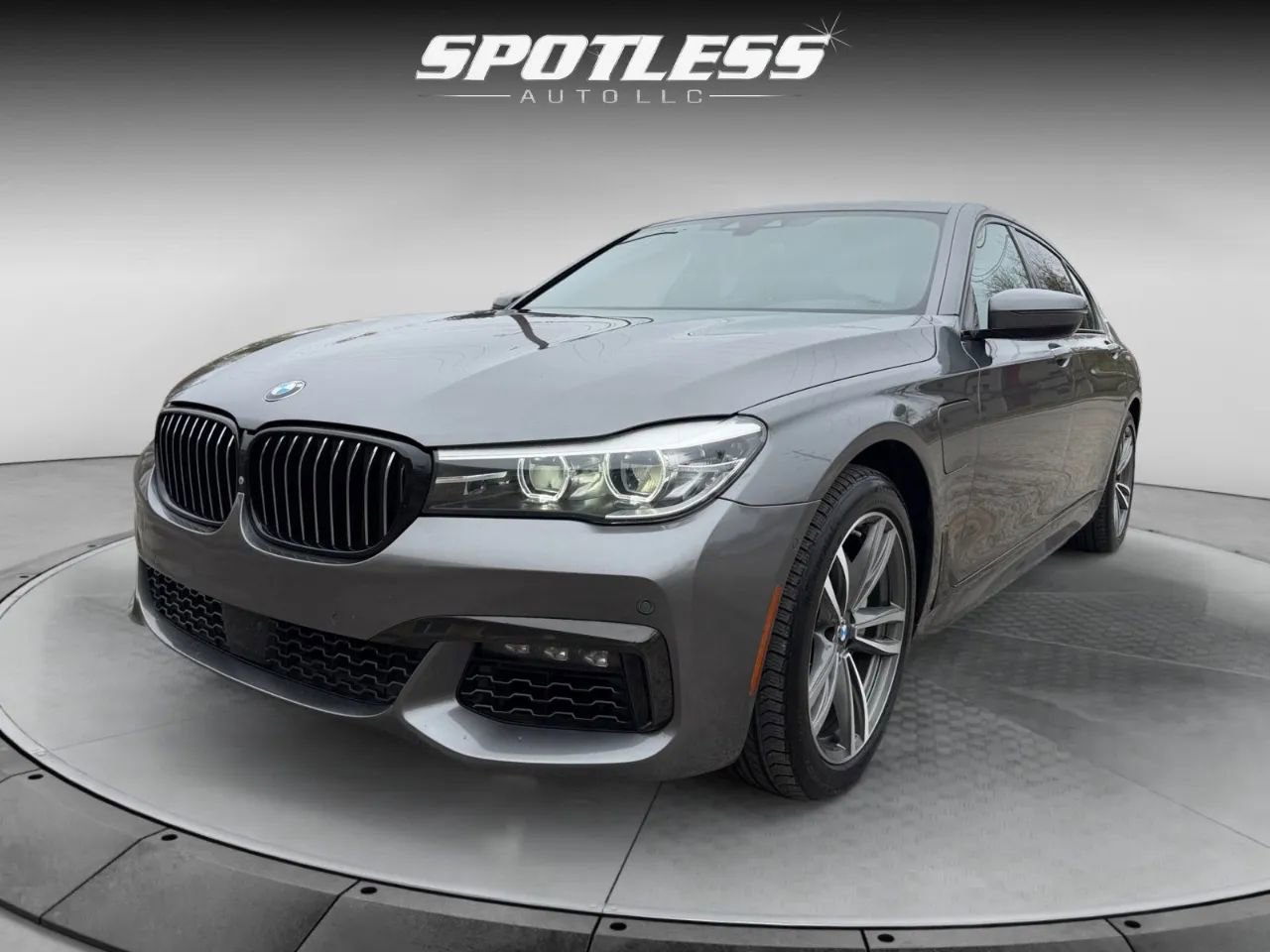 2017 BMW 7 Series 740e xDrive iPerformance Image 2 of 29