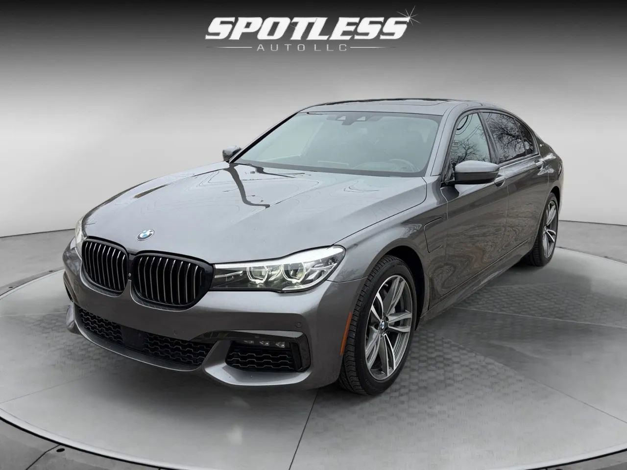 2017 BMW 7 Series 740e xDrive iPerformance Image 1 of 29