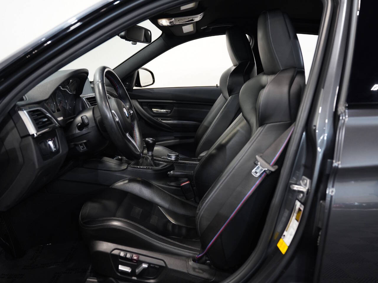 Vehicle image 32 of 54