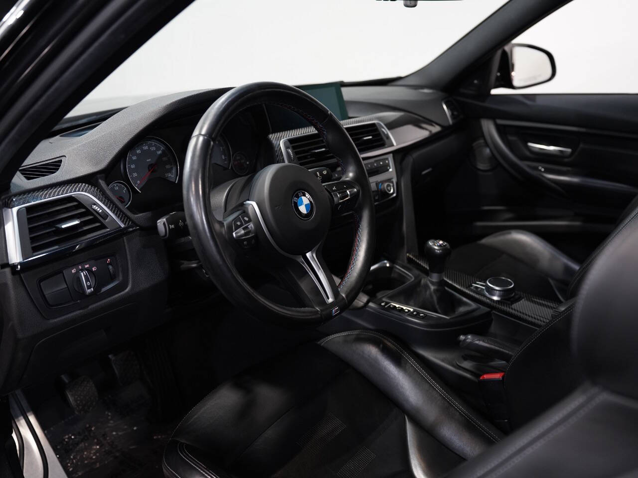 Vehicle image 33 of 54