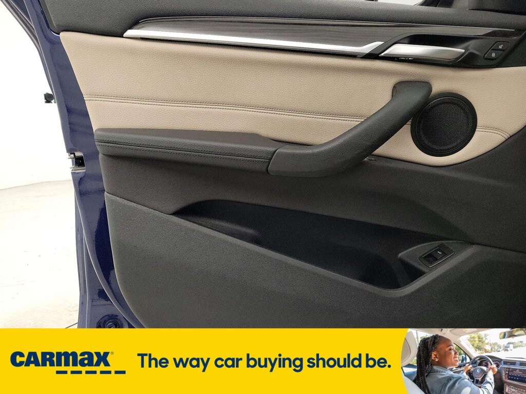 Vehicle image 21 of 30
