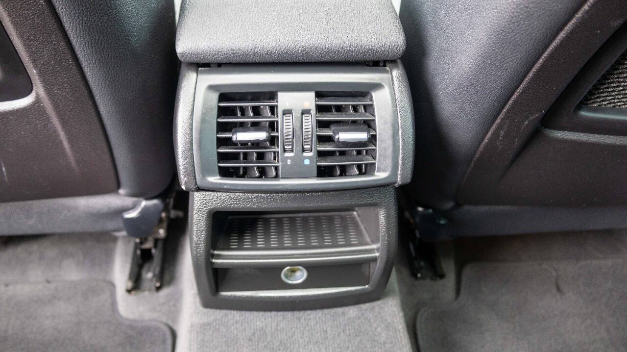 Vehicle image 26 of 33