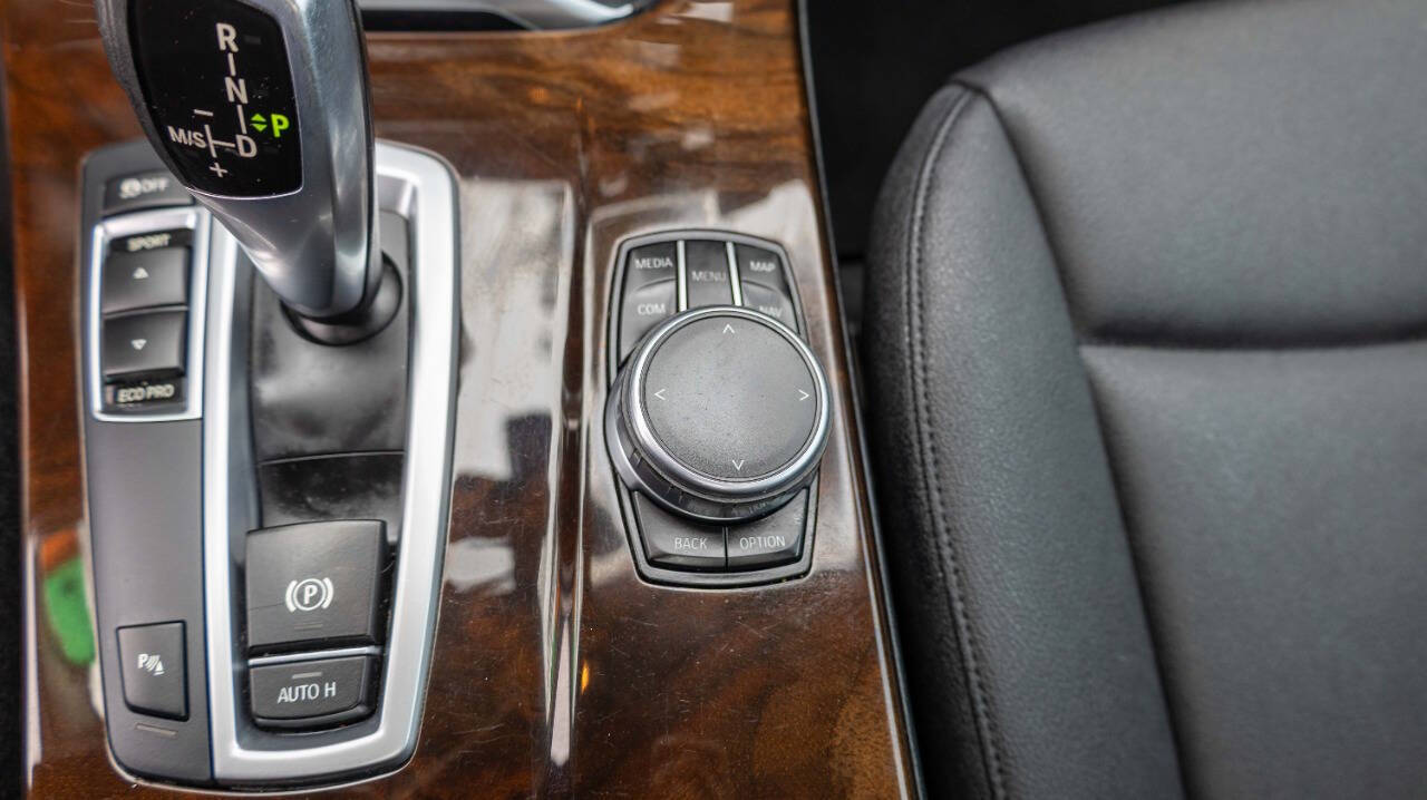 Vehicle image 25 of 33