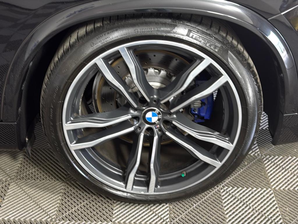 Vehicle image 10 of 32