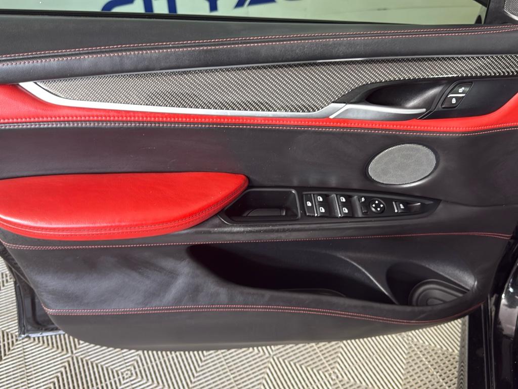 Vehicle image 23 of 32