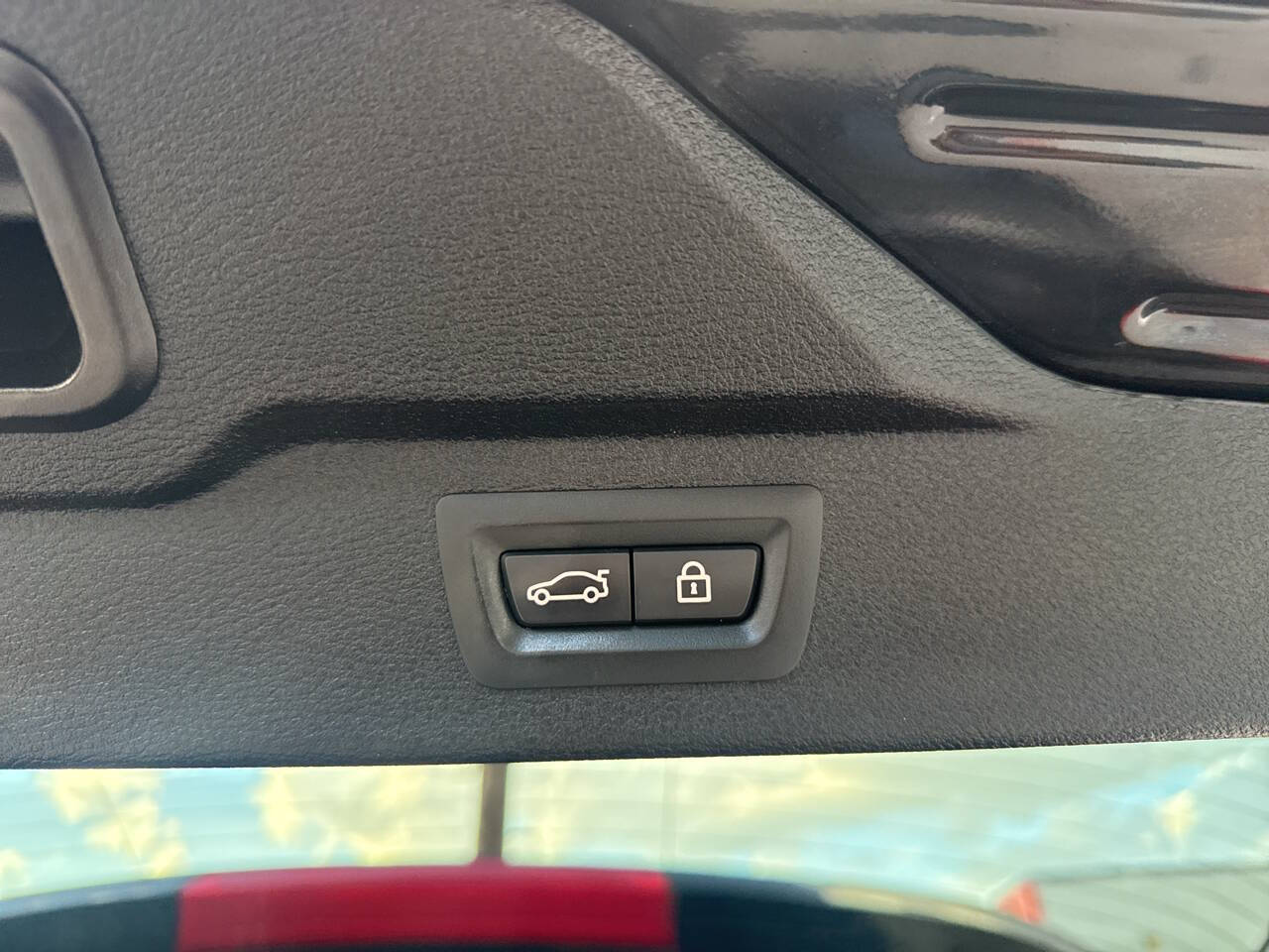 Vehicle image 33 of 40