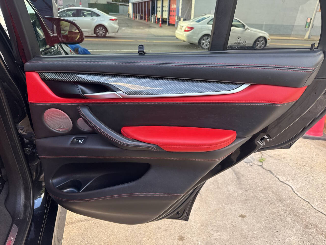 Vehicle image 27 of 40