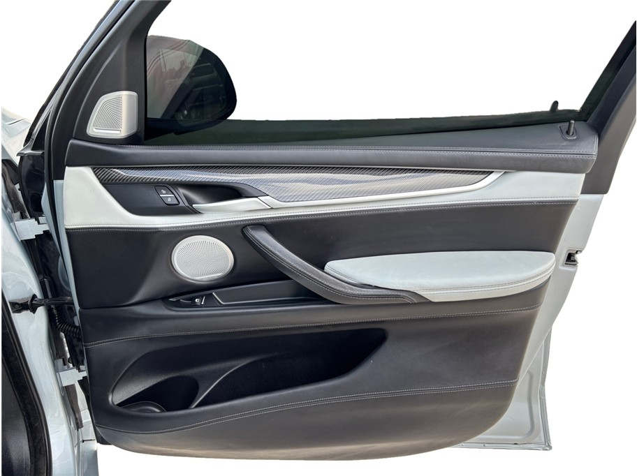 Vehicle image 51 of 58