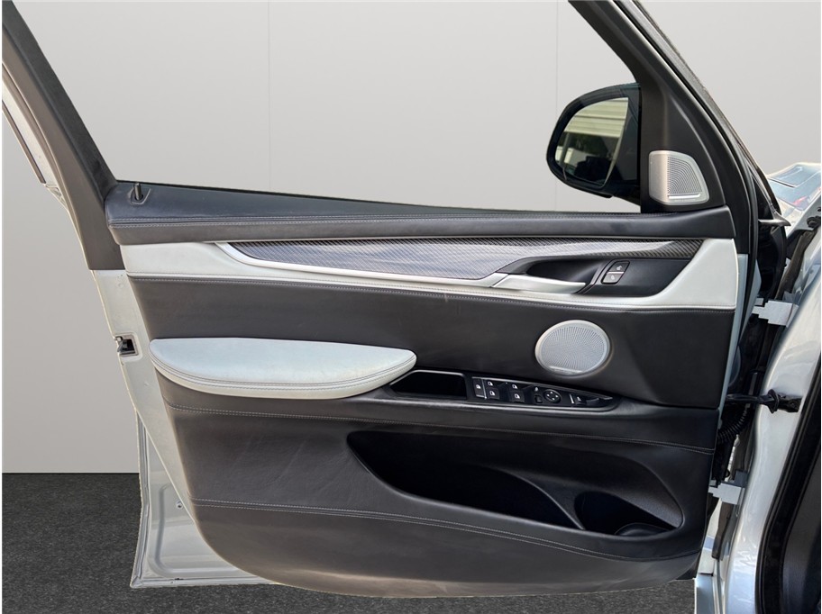 Vehicle image 23 of 58