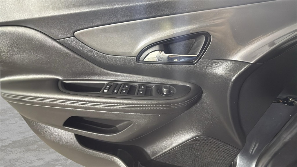 Vehicle image 22 of 28