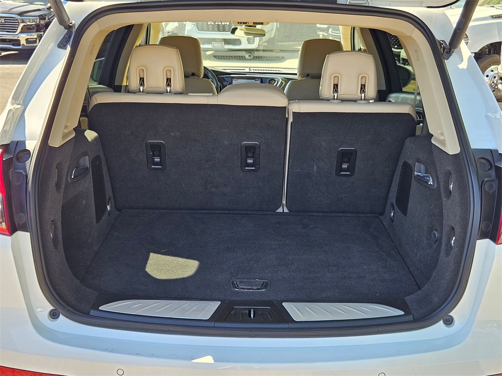 Vehicle image 10 of 33
