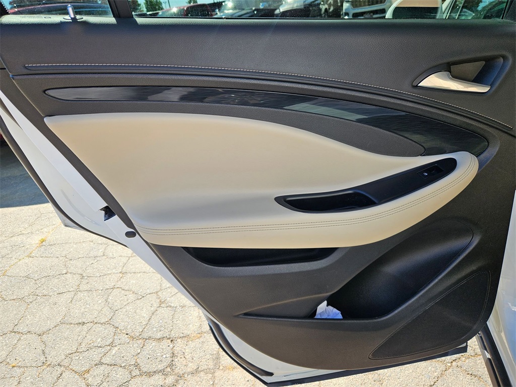 Vehicle image 14 of 33