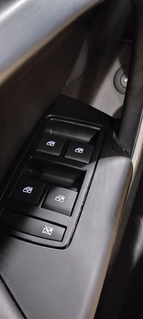 Vehicle image 28 of 40