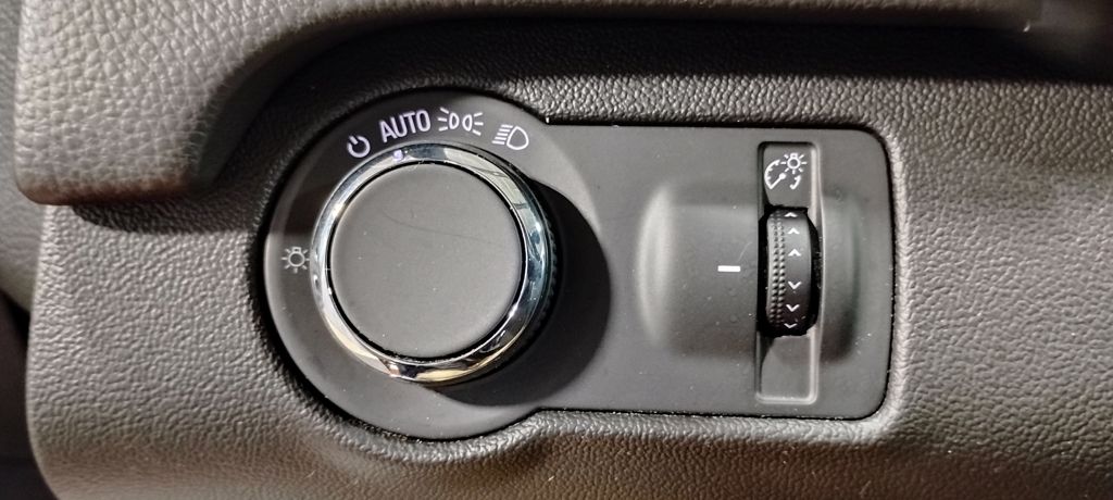 Vehicle image 33 of 40