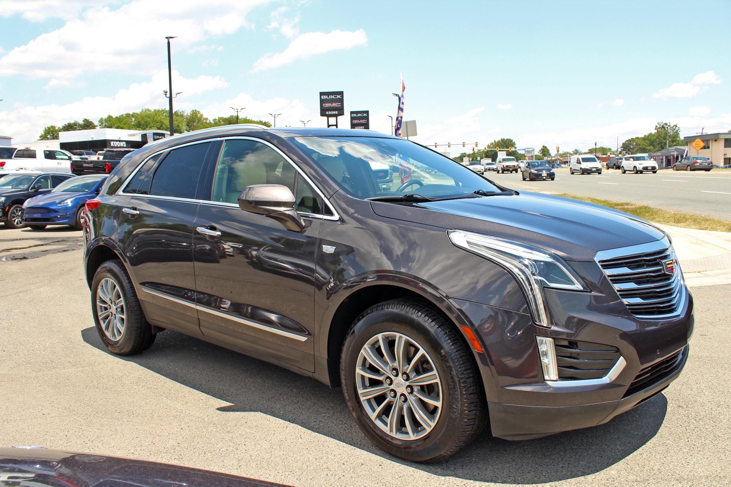 2017 Cadillac XT5 Luxury Image 2 of 19