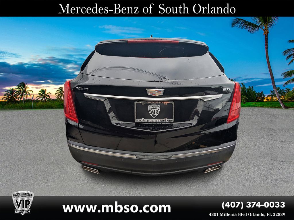 2017 Cadillac XT5 Base Image 2 of 26