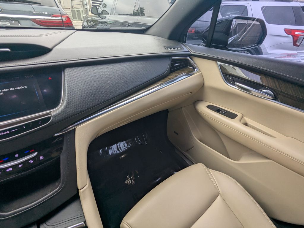 2017 Cadillac XT5 Base Image 11 of 26