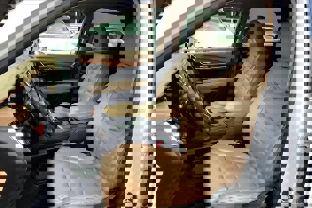 Vehicle image 25 of 32