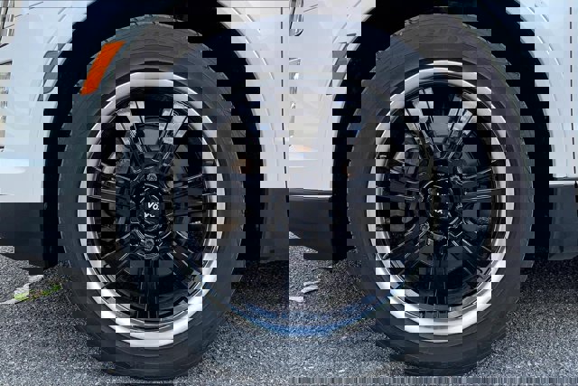 Vehicle image 11 of 32
