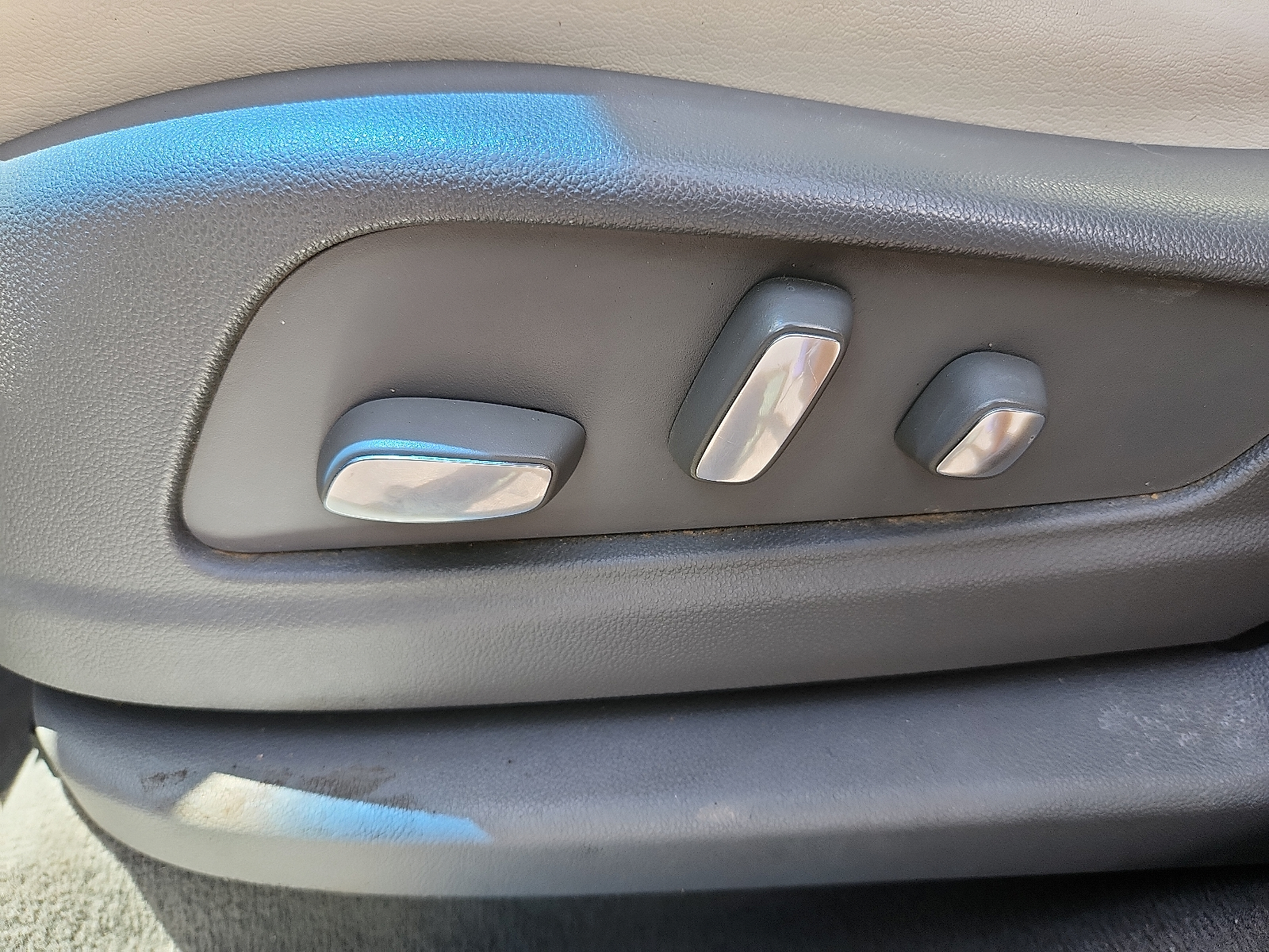 Vehicle image 14 of 16
