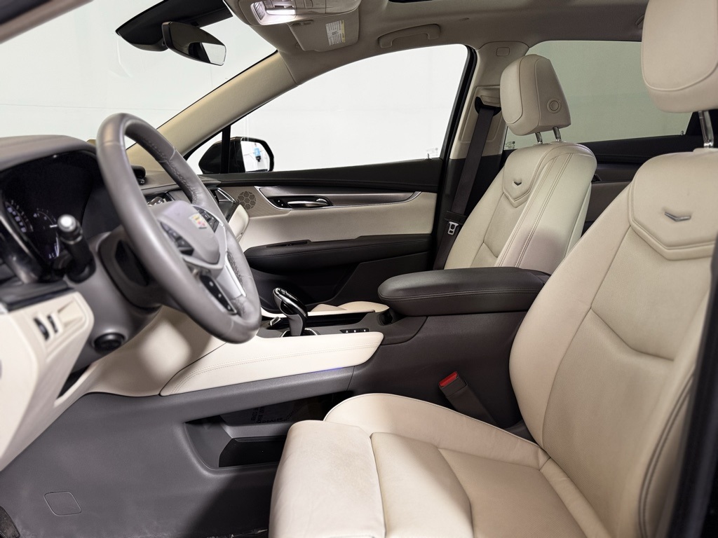 Vehicle image 17 of 25
