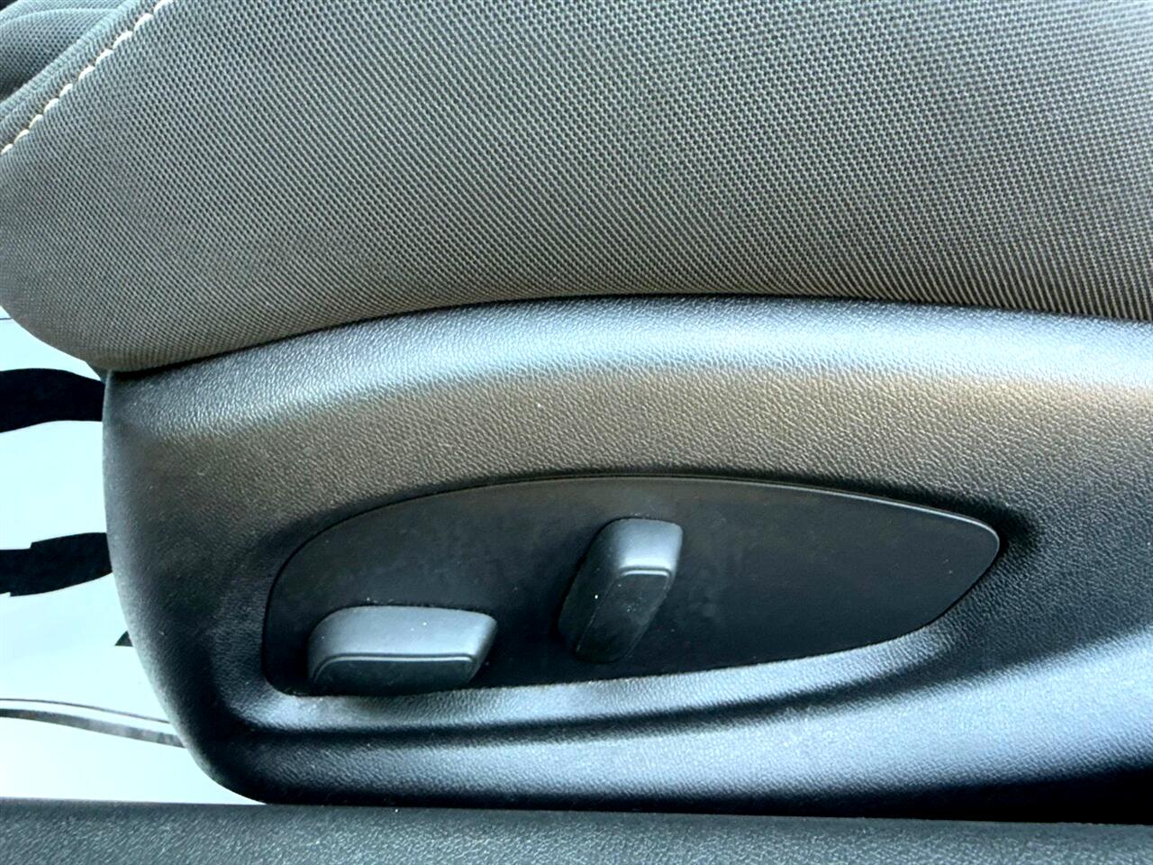 Vehicle image 32 of 34