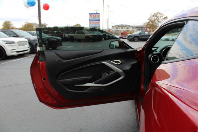 2017 Chevrolet Camaro 1LT Image 7 of 21