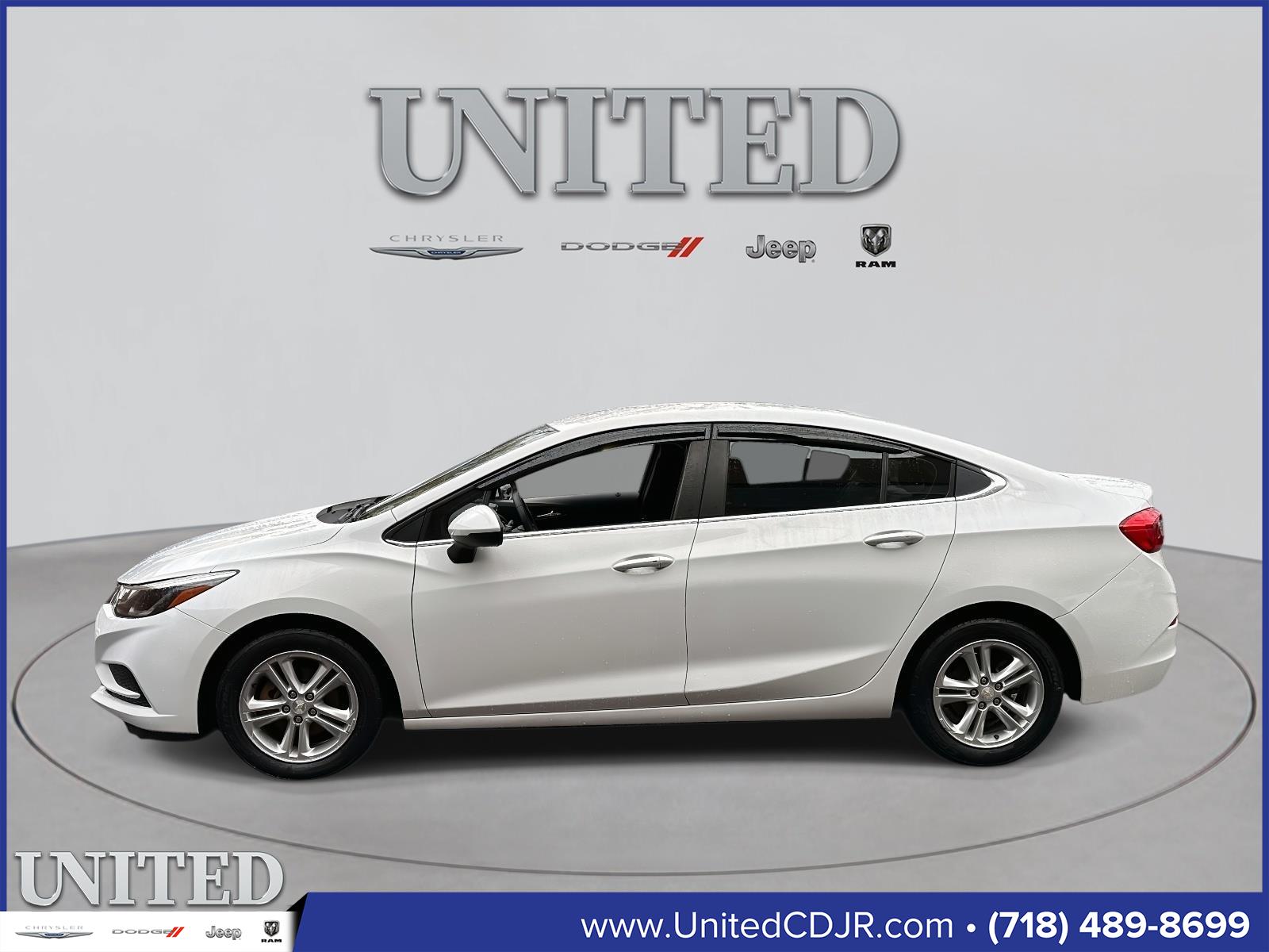 2017 Chevrolet Cruze LT Image 4 of 31