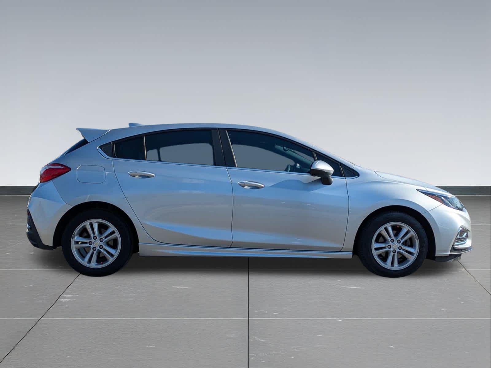 2017 Chevrolet Cruze LT Image 4 of 33