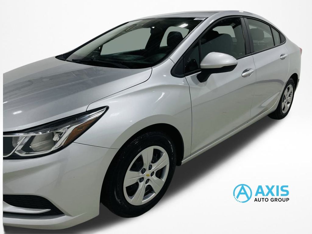 2017 Chevrolet Cruze LS Image 4 of 43