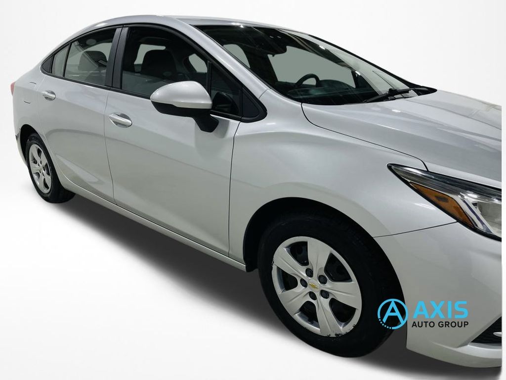 2017 Chevrolet Cruze LS Image 10 of 43