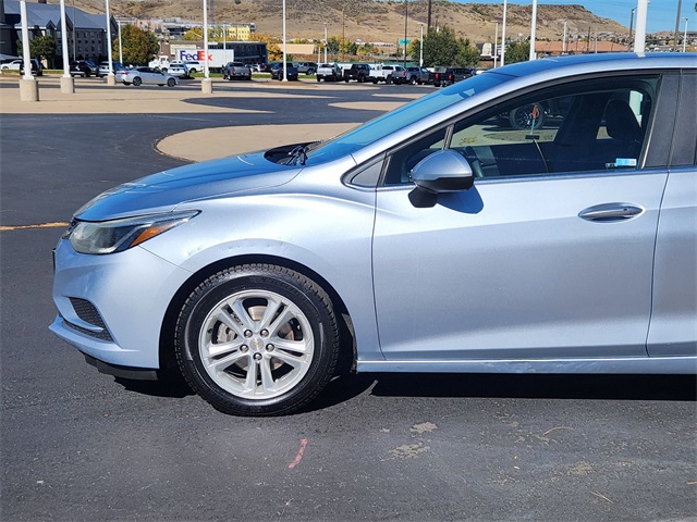2017 Chevrolet Cruze LT Image 2 of 32