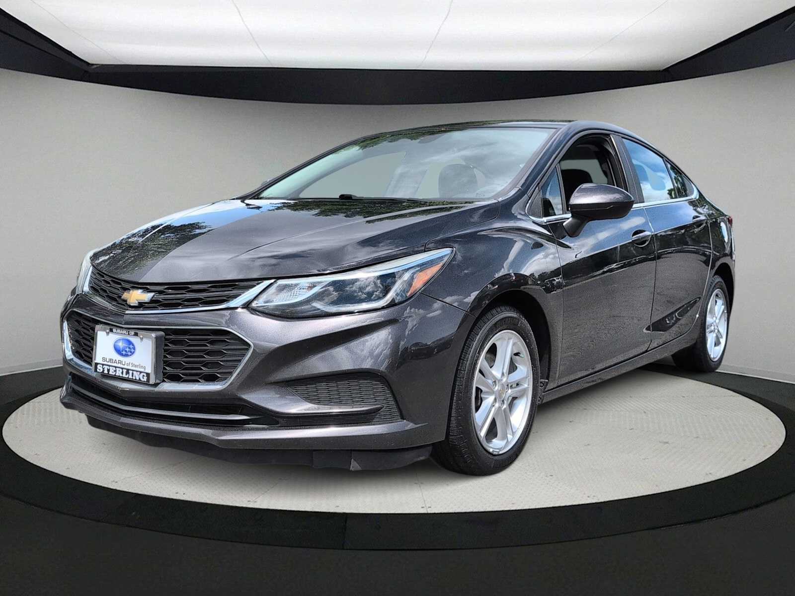 2017 Chevrolet Cruze LT Image 2 of 34