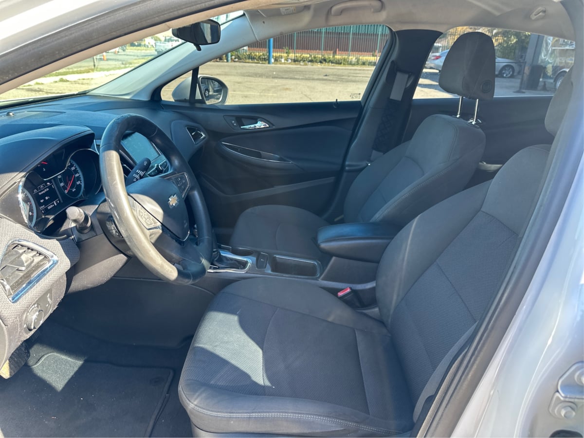 2017 Chevrolet Cruze LT Image 11 of 35