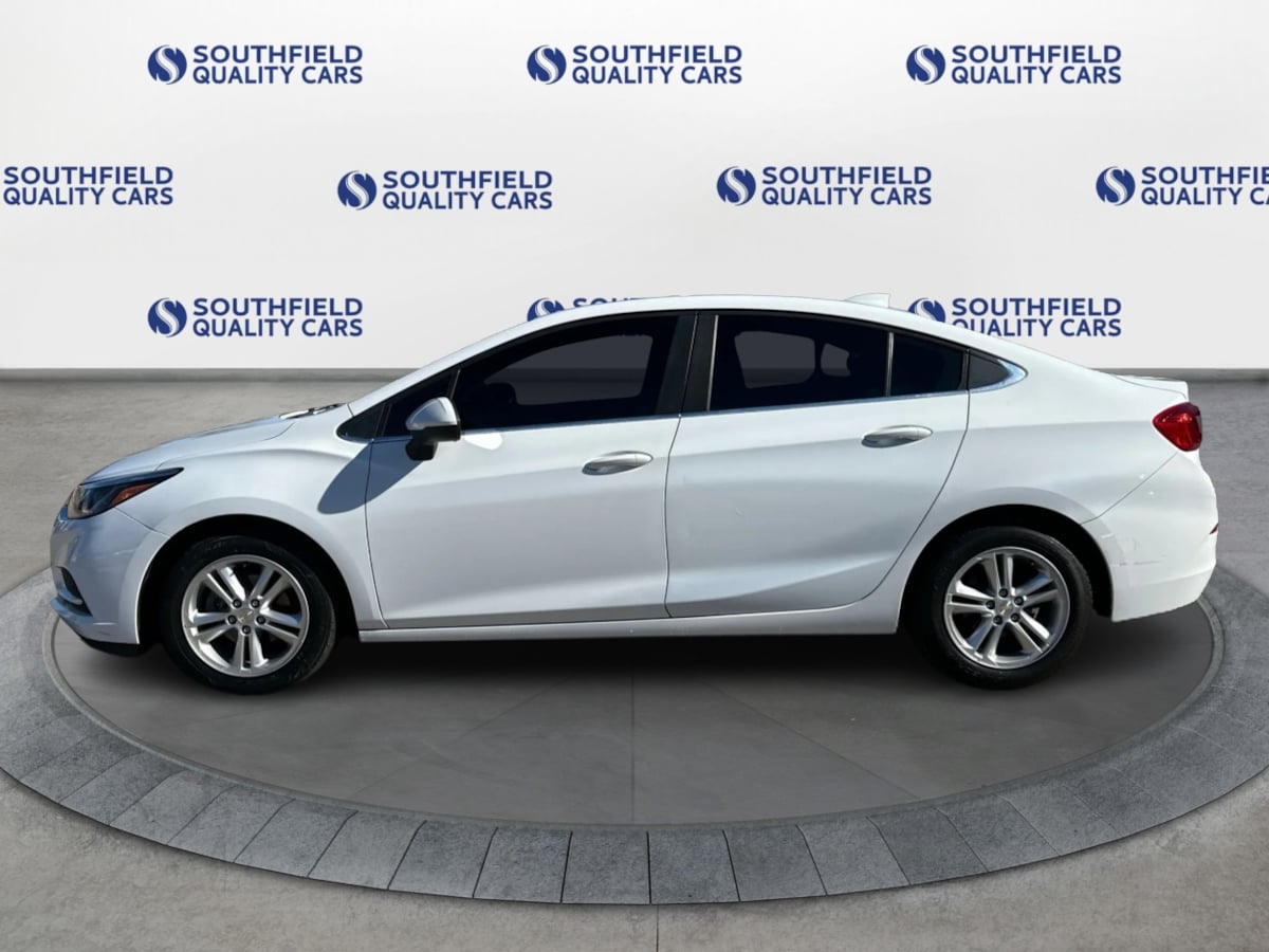 2017 Chevrolet Cruze LT Image 8 of 35