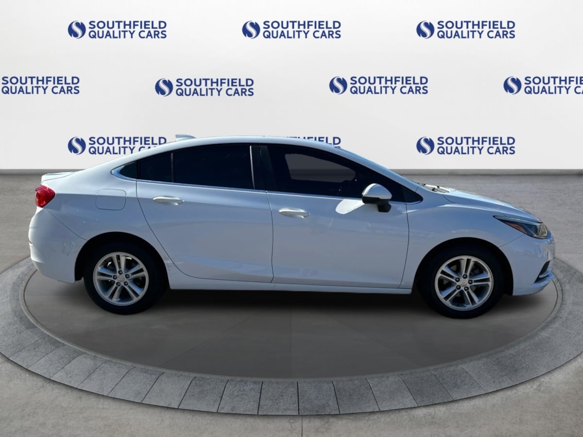 2017 Chevrolet Cruze LT Image 4 of 35