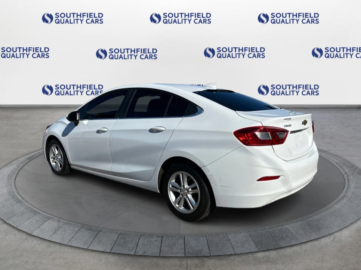 2017 Chevrolet Cruze LT Image 7 of 35