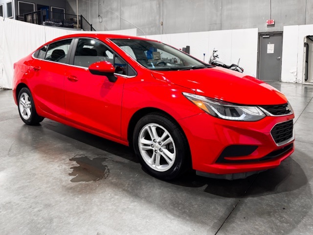 2017 Chevrolet Cruze LT Image 4 of 24