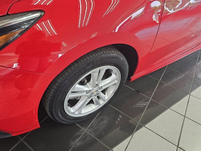 2017 Chevrolet Cruze LT Image 5 of 23