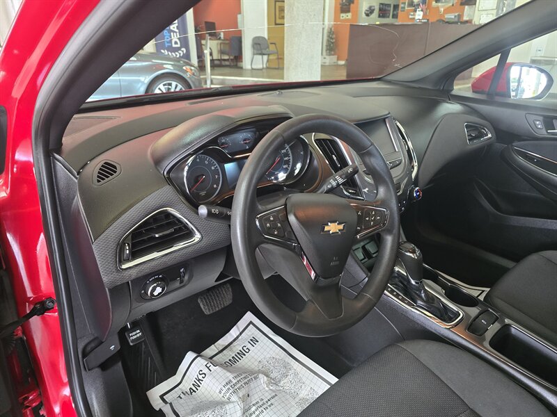 2017 Chevrolet Cruze LT Image 11 of 23