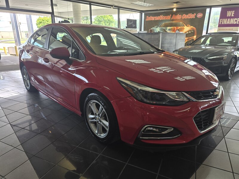 2017 Chevrolet Cruze LT Image 3 of 23