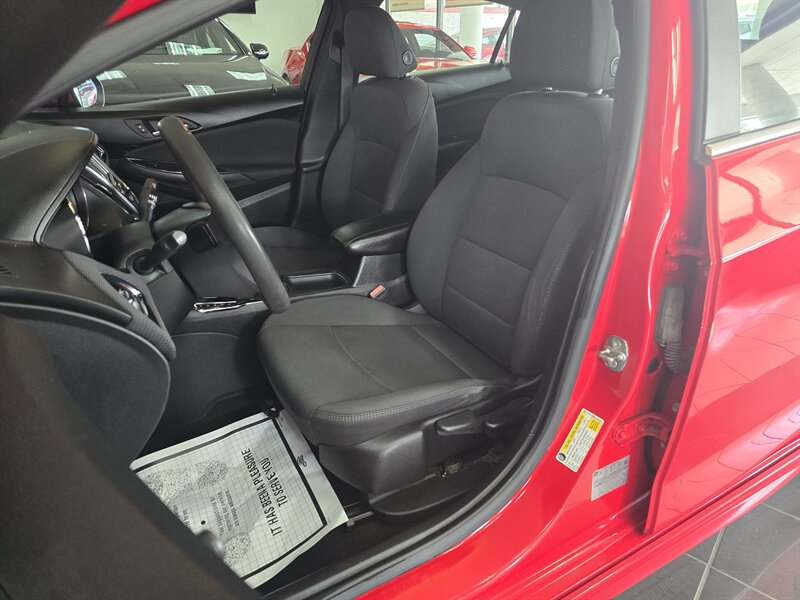 2017 Chevrolet Cruze LT Image 8 of 23