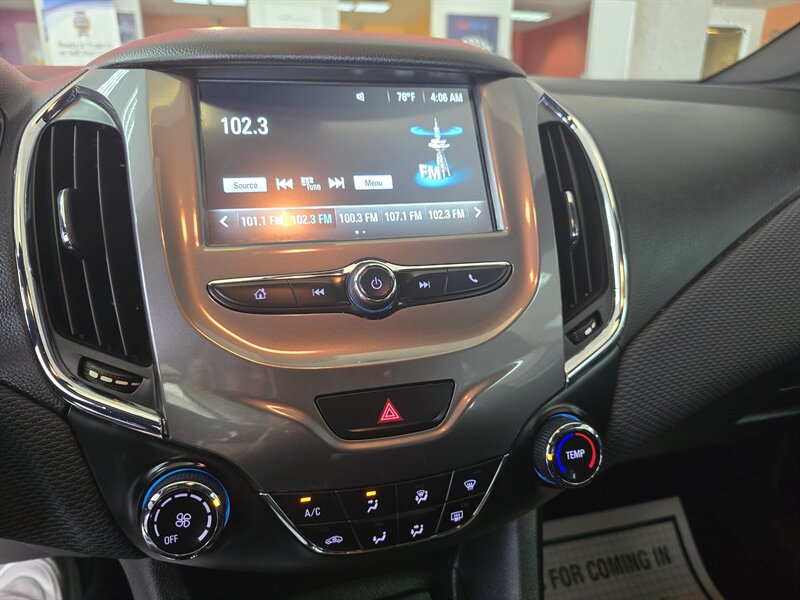 2017 Chevrolet Cruze LT Image 14 of 23