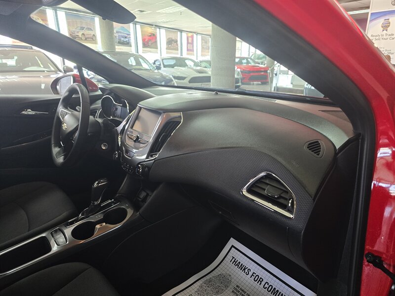 2017 Chevrolet Cruze LT Image 12 of 23