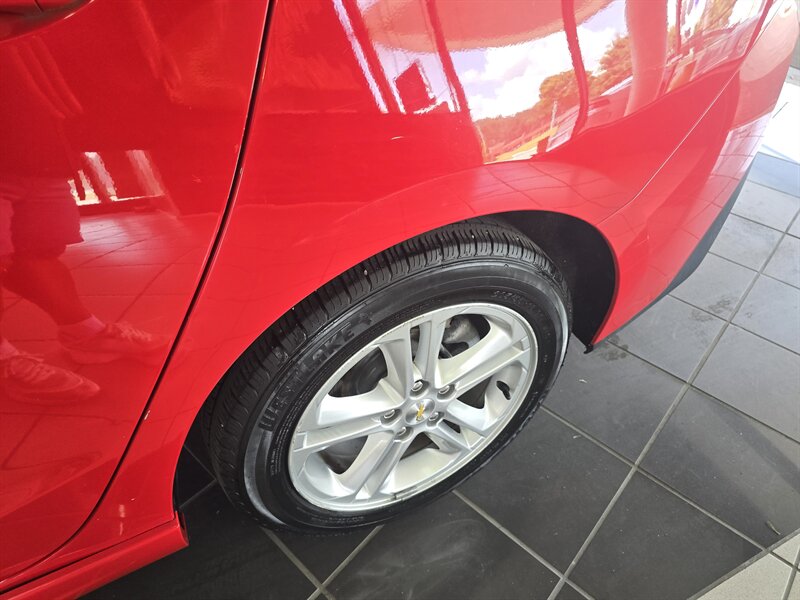 2017 Chevrolet Cruze LT Image 4 of 23