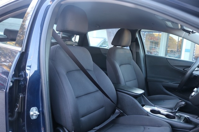 2017 Chevrolet Malibu LT Image 7 of 16