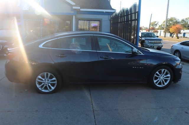 2017 Chevrolet Malibu LT Image 3 of 16