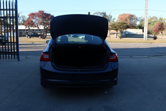 2017 Chevrolet Malibu LT Image 5 of 16